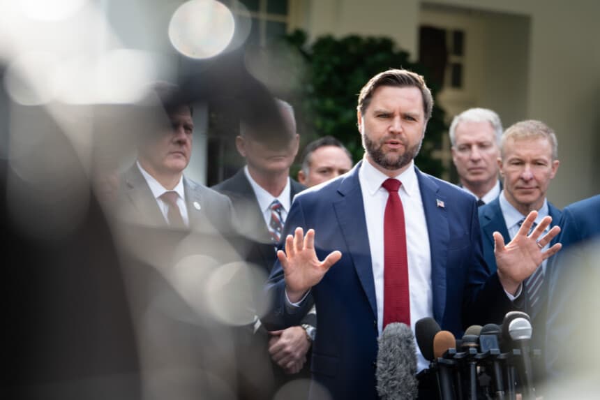 El vicepresidente JD Vance habla en una rueda de prensa durante el trigésimo día del cierre del Gobierno en la Casa Blanca, el 30 de octubre de 2025. (Madalina Kilroy/The Epoch Times)