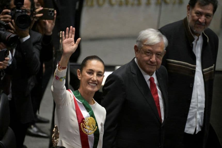 La nueva presidenta de México, Claudia Sheinbaum (izq.), saluda junto al presidente saliente, Andrés Manuel López Obrador, durante la ceremonia de investidura en el Congreso de la Unión en Ciudad de México el 1 de octubre de 2024. (YURI CORTEZ/AFP vía Getty Images)