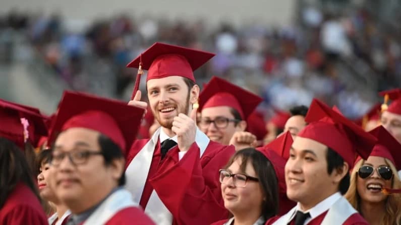 Cada vez más estadounidenses se preguntan si la universidad realmente vale la pena