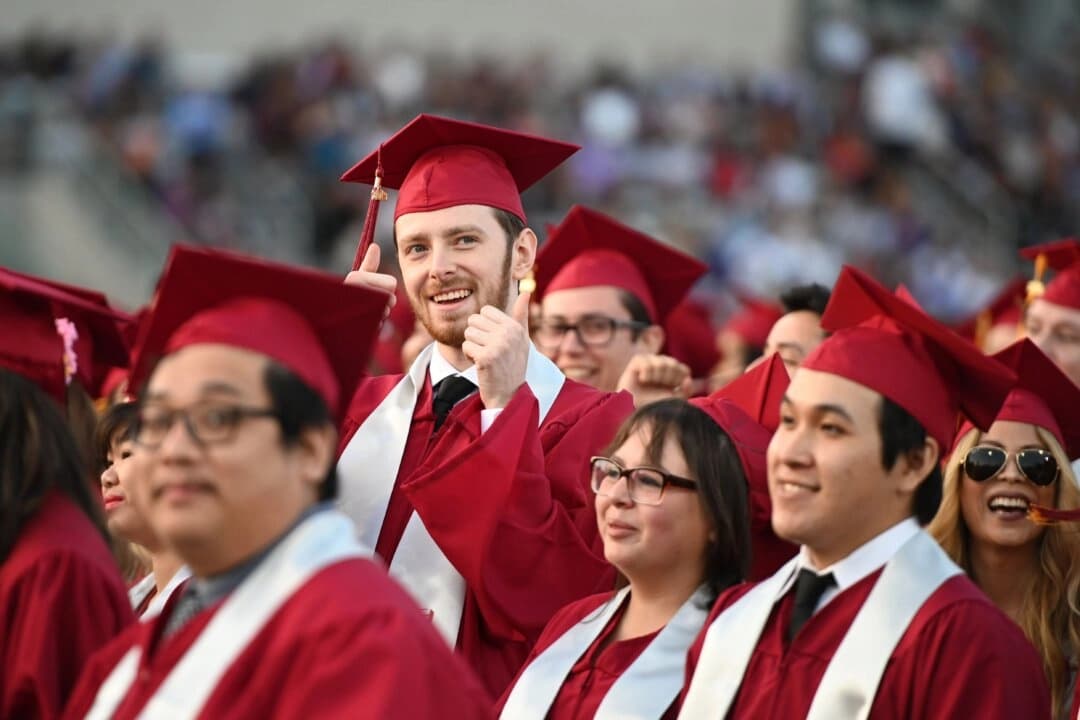 Estudiantes que obtienen títulos en Pasadena City College participan en la ceremonia de graduación en Pasadena, California, el 14 de junio de 2019. (Robyn Beck/AFP vía Getty Images)