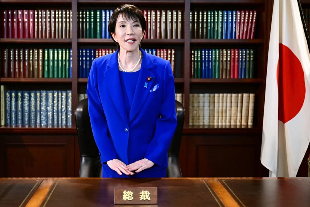 Sanae Takaichi, la recién elegida líder del partido gobernante de Japón, el Partido Liberal Democrático (PLD), hace un gesto al salir de la oficina del líder del partido tras las elecciones a la presidencia del PLD celebradas en Tokio el 4 de octubre de 2025. (Yuichi Yamazaki/AP).