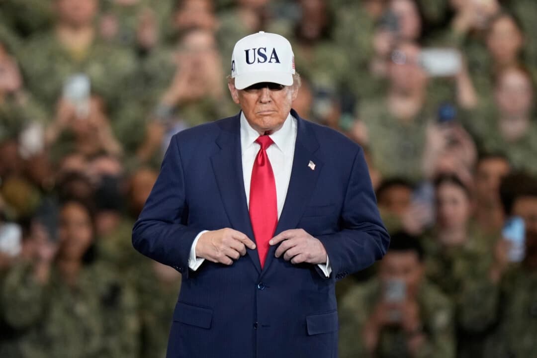 El presidente de Estados Unidos, Donald Trump, llega para reunirse con soldados y militares en el USS George Washington, en la base naval estadounidense de Yokosuka, al sur de Tokio, el 28 de octubre de 2025. (Eugene Hoshiko/AP Photo).