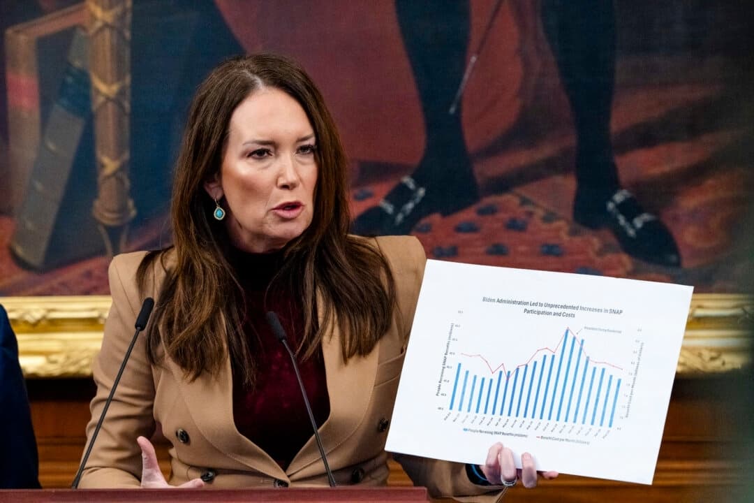 La secretaria de Agricultura, Brooke Rollins, habla en una conferencia de prensa durante el trigésimo primer día del cierre del gobierno en Washington, el 31 de octubre de 2025. (Madalina Kilroy/The Epoch Times)
