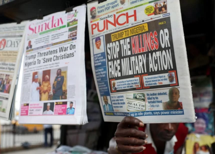 Un vendedor de periódicos saca un periódico con un artículo que informa sobre el mensaje del presidente de Estados Unidos, Donald Trump, a Nigeria sobre el trato a los cristianos, en un quiosco de Ojuelegba, Lagos, Nigeria, el 2 de noviembre de 2025. (Sodiq Adelakun/Reuters)