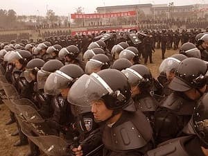 Aldeanos chinos se enfrentan con empresa estatal de caucho en Hainan por la tala de árboles