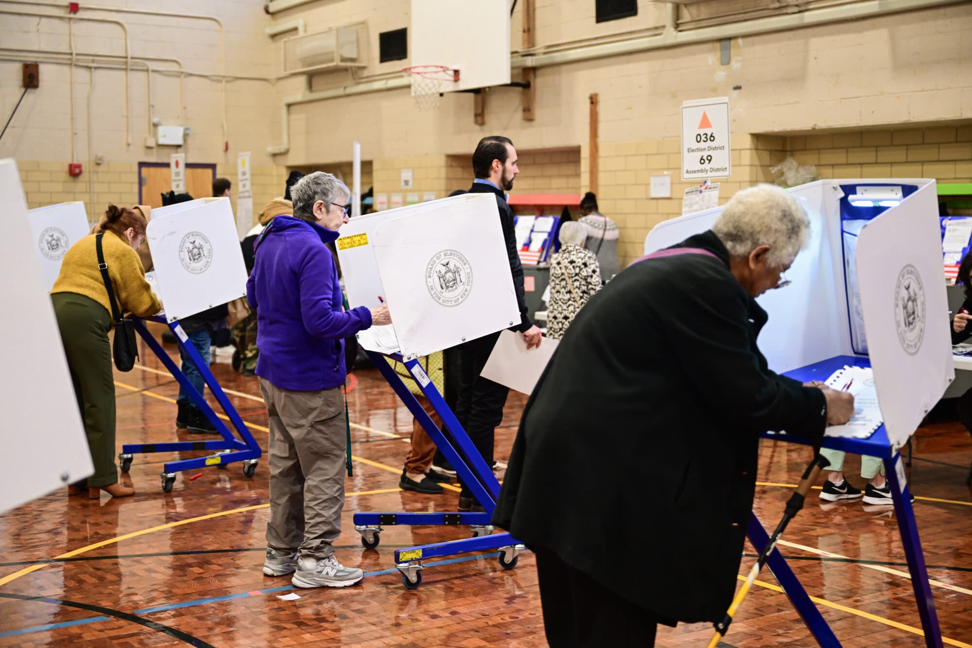 La gente vota en las elecciones a la alcaldía de Nueva York el 4 de noviembre de 2025. (Adhiraj Chakrabarti para The Epoch Times)