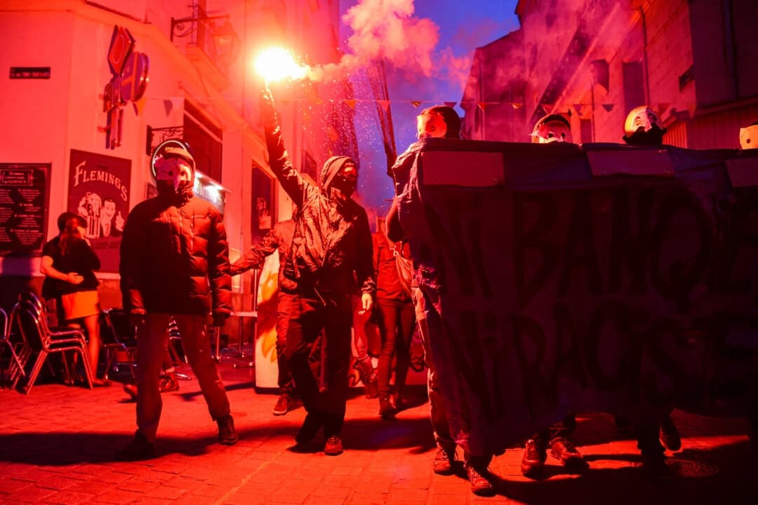 Miembros de Antifa se reúnen para manifestarse tras el anuncio de los resultados de la primera vuelta de las elecciones presidenciales, en Nantes, Francia, el 23 de abril de 2017. (Jean-sebastien Evrard/AFP vía Getty Images)