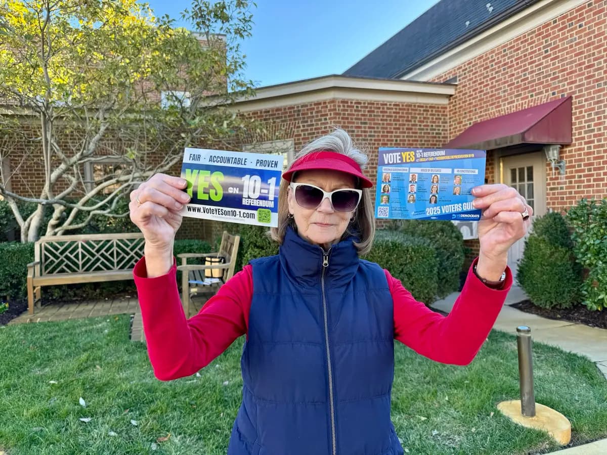 <em>Nancy Brown, voluntaria del Partido Demócrata, muestra folletos que distribuyó a los votantes el día de las elecciones generales de Virginia de 2025, en Virginia Beach, Virginia, el 4 de noviembre de 2025 (Arjun Singh/The Epoch Times)</em>