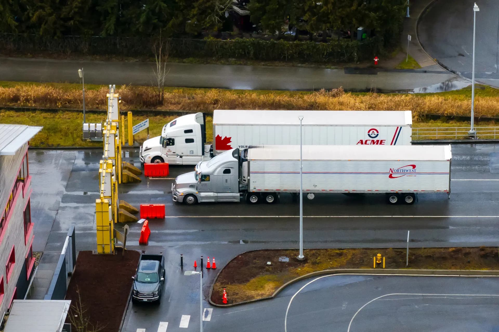 Camiones entran en Estados Unidos desde Canadá por el puerto fronterizo de Pacific Highway, en Blaine, Washington, el 1 de febrero de 2025. A principios de este año, la Administración Trump impuso aranceles del 25 % a México y Canadá. La Corte Suprema escuchará los argumentos el 5 de noviembre en un caso histórico sobre la legalidad de los aranceles globales de la Administración. (David Ryder/Getty Images).