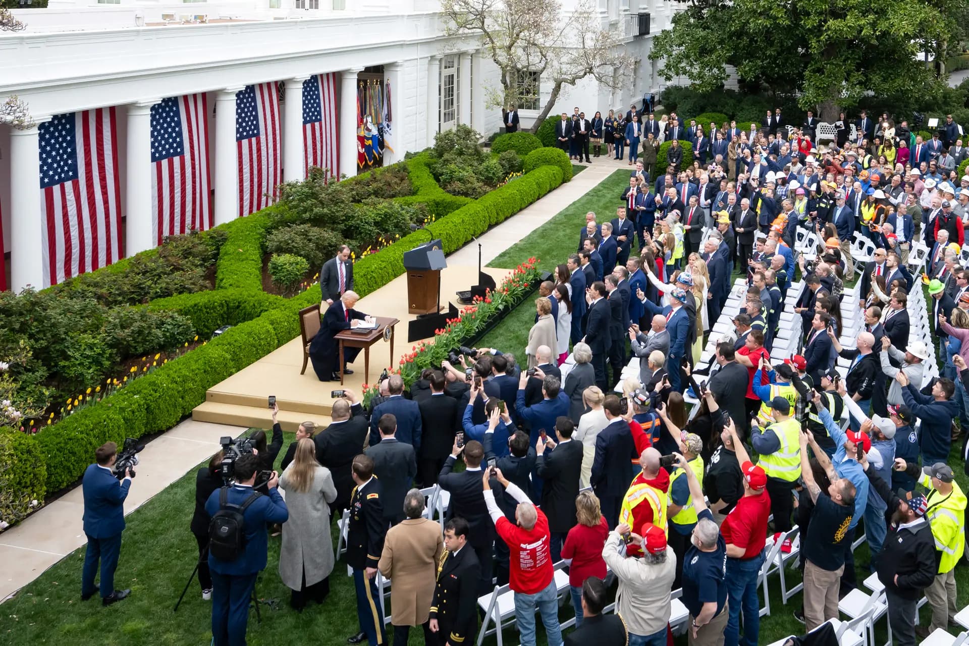 El presidente Donald Trump firma una orden ejecutiva tras realizar declaraciones sobre los aranceles recíprocos durante un acto celebrado en el Jardín de las Rosas de la Casa Blanca el 2 de abril de 2025. La Corte Suprema revisará si los aranceles están autorizados en virtud de la Ley de Poderes Económicos de Emergencia Internacional. (Saul Loeb/AFP a través de Getty Images).