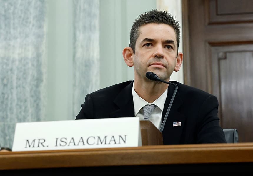 Jared Isaacman, candidato del presidente de Estados Unidos, Donald Trump, para ser administrador de la Administración Nacional de Aeronáutica y del Espacio (NASA), testifica durante una audiencia de confirmación del Comité de Comercio, Ciencia y Transporte del Senado en el edificio Russell del Senado en Capitol Hill el 9 de abril de 2025 en Washington, DC.(Kevin Dietsch/Getty Images)
