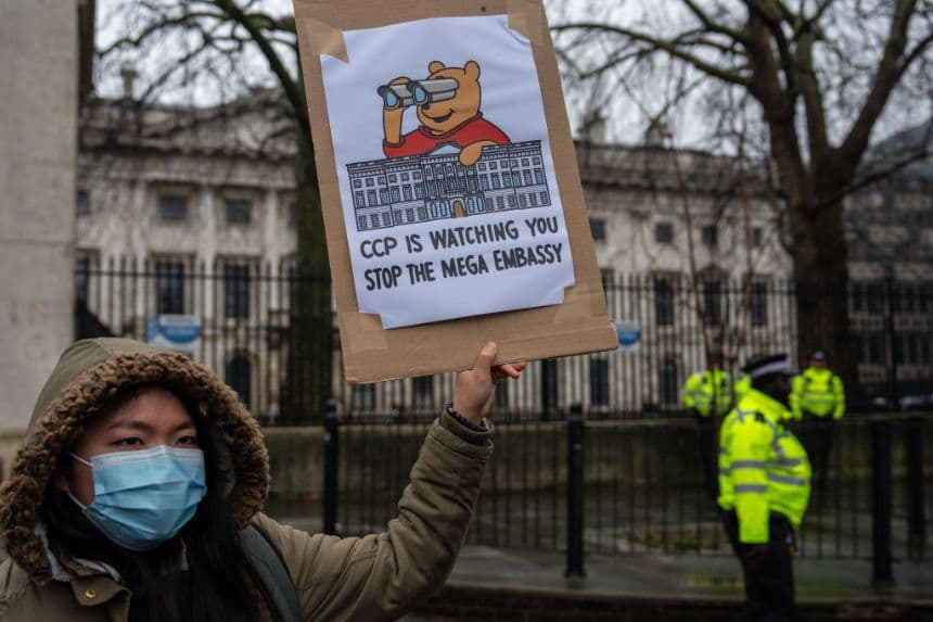 Manifestantes protestan en el sitio propuesto para una nueva embajada china el 8 de febrero de 2025 en Londres. Grupos de protesta de varias diásporas, incluyendo Hong Kong, Tíbet, uigures, disidentes chinos y otras organizaciones residentes pretenden demostrar que el sitio de Royal Mint Court es inapropiado para una embajada, ya que no hay suficiente espacio para manifestaciones seguras. (Carl Court/Getty Images)