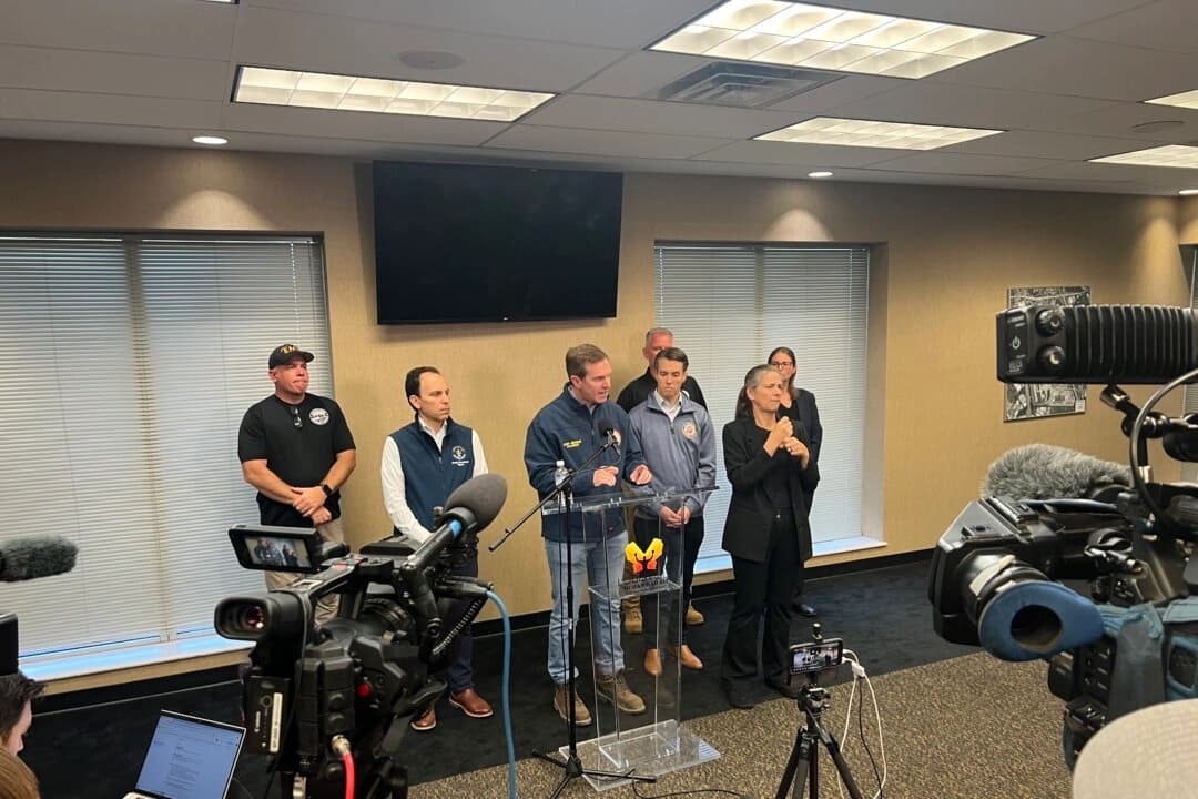El alcalde de Louisville, Craig Greenberg, el gobernador de Kentucky, Andy Beshear, y el congresista estadounidense Morgan McGarvey hablaron con los medios después de recorrer el lugar del accidente el miércoles por la tarde. (Jacki Thrapp / The Epoch Times)