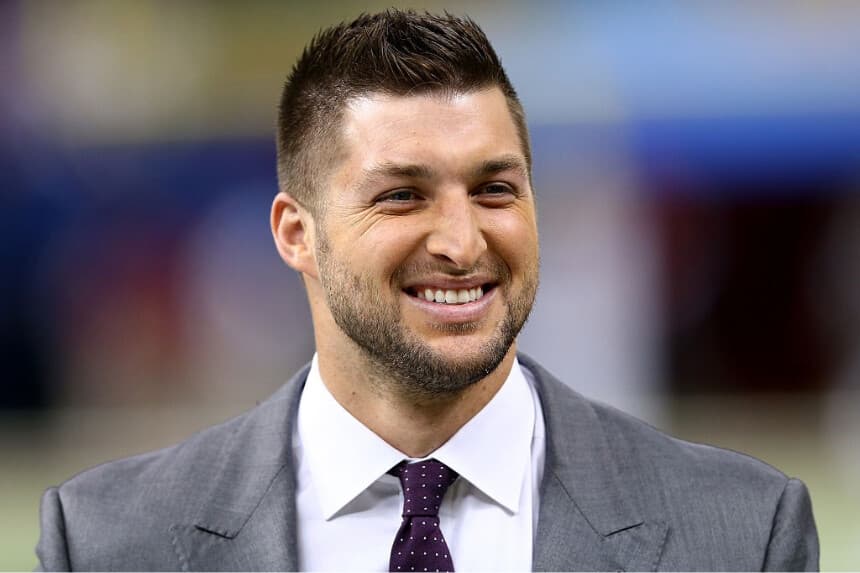 El ex quarterback de la Universidad de Florida Tim Tebow es visto en la banda antes del inicio del partido durante la All State Sugar Bowl en el Mercedes-Benz Superdome de Nueva Orleans el 1 de enero de 2015. (Streeter Lecka/Getty Images).