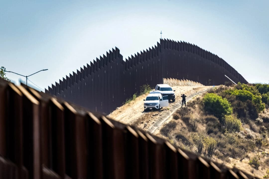 Agentes de la Patrulla Fronteriza vigilan el muro fronterizo estadounidense en San Ysidro, California, el 25 de julio de 2024. (John Fredricks/The Epoch Times)