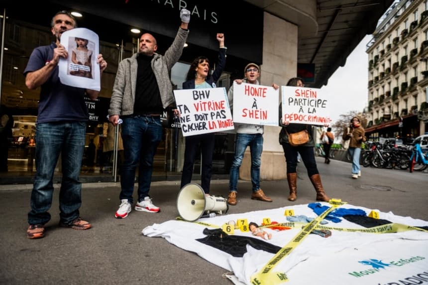 Manifestantes frente a los grandes almacenes BHV, sede de Shein, en París, el 3 de noviembre de 2025. (Magali Cohen/Hans Lucas/AFP vía Getty Images)