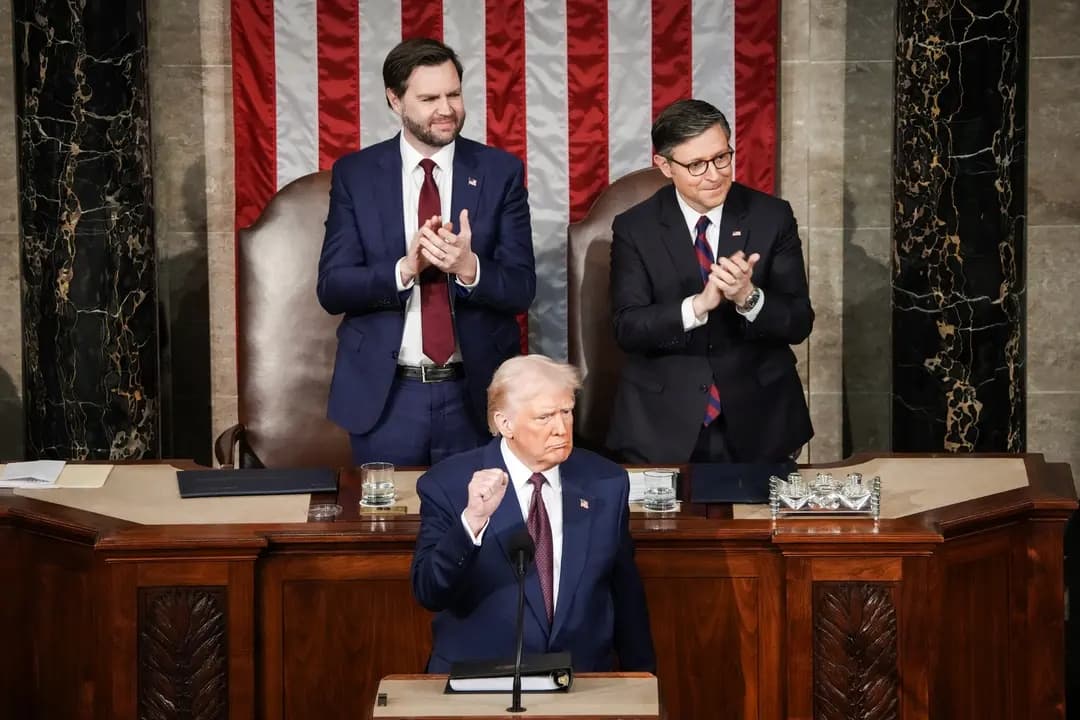 El vicepresidente JD Vance y el presidente de la Cámara de Representantes, Mike Johnson (R-La. ), aplauden mientras el presidente Donald Trump se dirige a una sesión conjunta del Congreso en el Capitolio de los Estados Unidos el 4 de marzo de 2025. (Andrew Harnik/Getty Images)