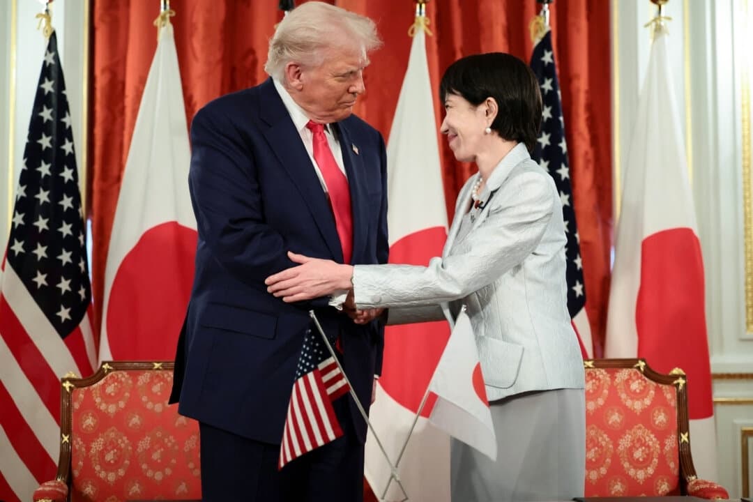 El presidente de Estados Unidos, Donald Trump, estrecha la mano de la primera ministra japonesa, Sanae Takaichi, durante una reunión bilateral en el Palacio Akasaka de Tokio el 28 de octubre de 2025. (Evelyn Hockstein/Reuters)
