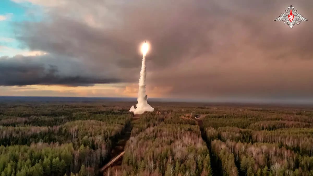 Un misil balístico intercontinental Yars es lanzado desde la plataforma de lanzamiento de Plesetsk, en la península de Kamchatka, en Rusia, el 29 de octubre de 2024. (Servicio de prensa del Ministerio de Defensa ruso/AP)