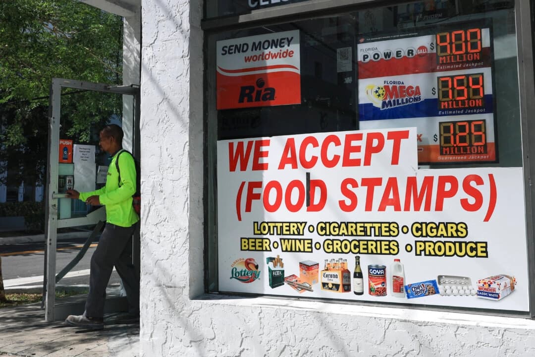 Un cartel que dice "Aceptamos cupones de alimentos" cuelga en la ventana de un supermercado en Miami el 31 de octubre de 2025. (Joe Raedle/Getty Images)