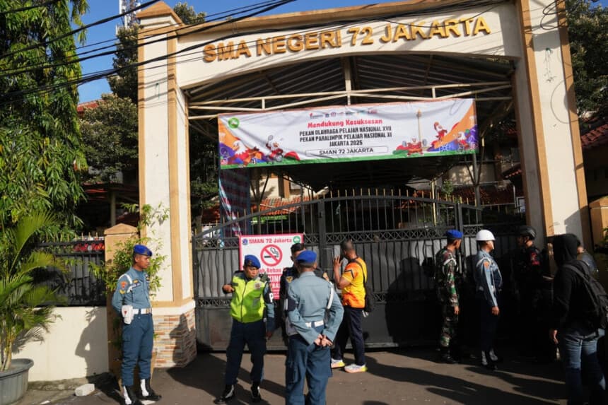 Agentes de policía y personal militar montan guardia a la entrada de un instituto donde, según se informa, se produjeron explosiones, en Yakarta (Indonesia), el 7 de noviembre de 2025. Dita Alangkara/AP Photo