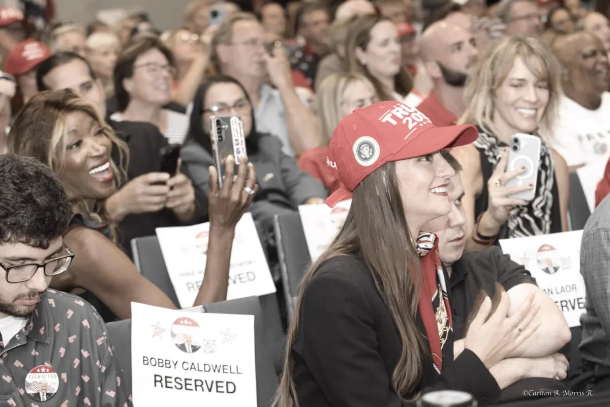 El público reacciona ante Eric Trump, hijo de Donald Trump, durante un discurso en el que habla de su nuevo libro, Under Siege: My Family's Fight to Save Our Nation (Bajo asedio: la lucha de mi familia para salvar nuestra nación), en el Club 47 USA, un club de fans de Trump, en West Palm Beach, Florida, el 3 de noviembre de 2025. (Cortesía de Carlton A. Morris)