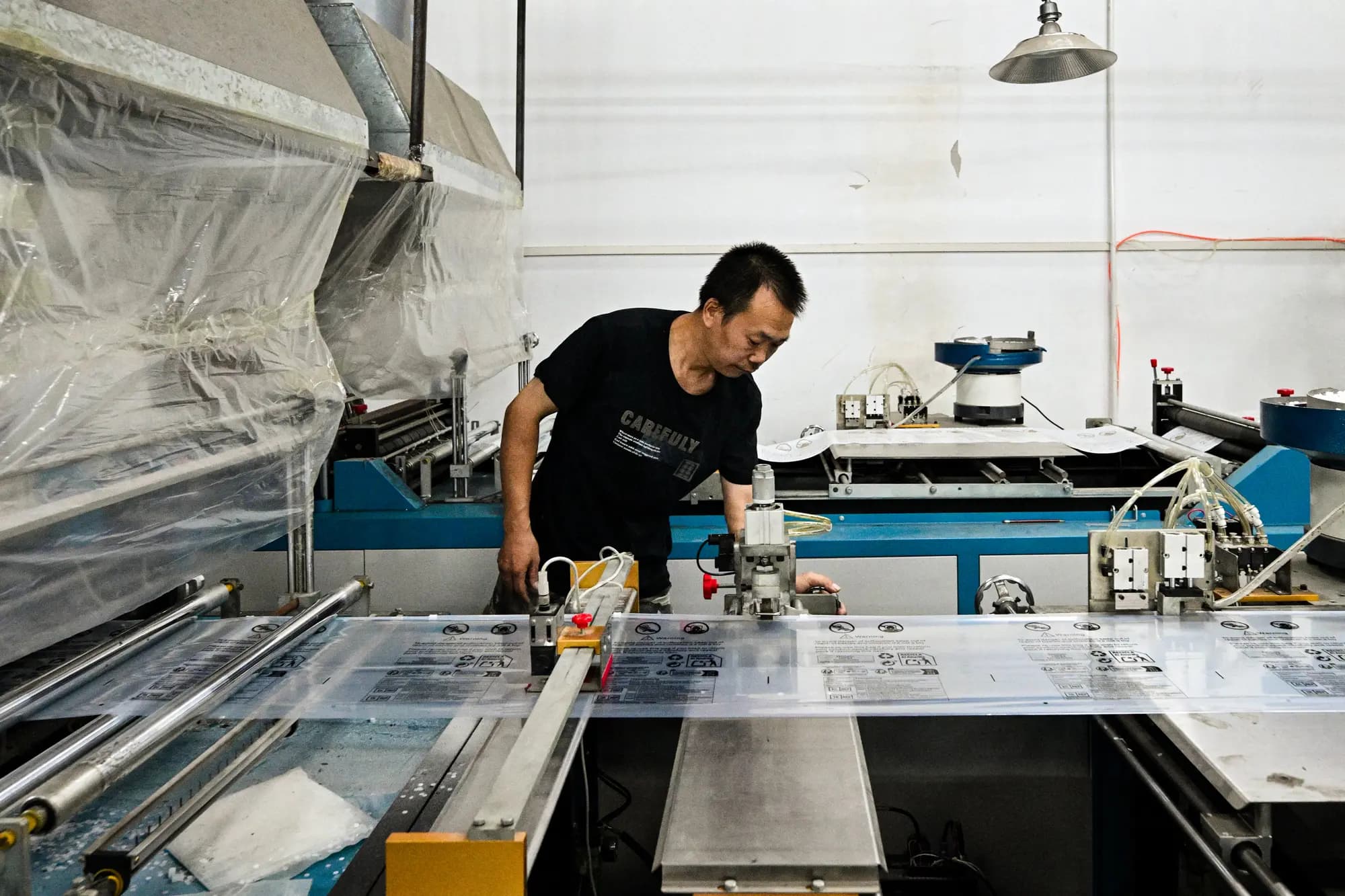 <em>Un trabajador maneja paquetes para Weijiang International, una empresa de reparto que presta servicios al gigante chino de compras online Temu, en Guangzhou, provincia de Guangdong, China, el 12 de agosto de 2025. En febrero, el presidente Donald Trump declaró la crisis de las drogas como emergencia nacional y posteriormente impuso un arancel del 20 % a los productos chinos, citando el papel de China en el suministro de precursores del fentanilo y el lavado de dinero de los cárteles. Adek Berry/AFP vía Getty Images</em>