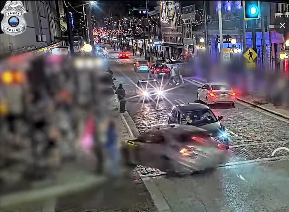 Al menos cuatro muertos al estrellarse un coche contra un bar de Tampa