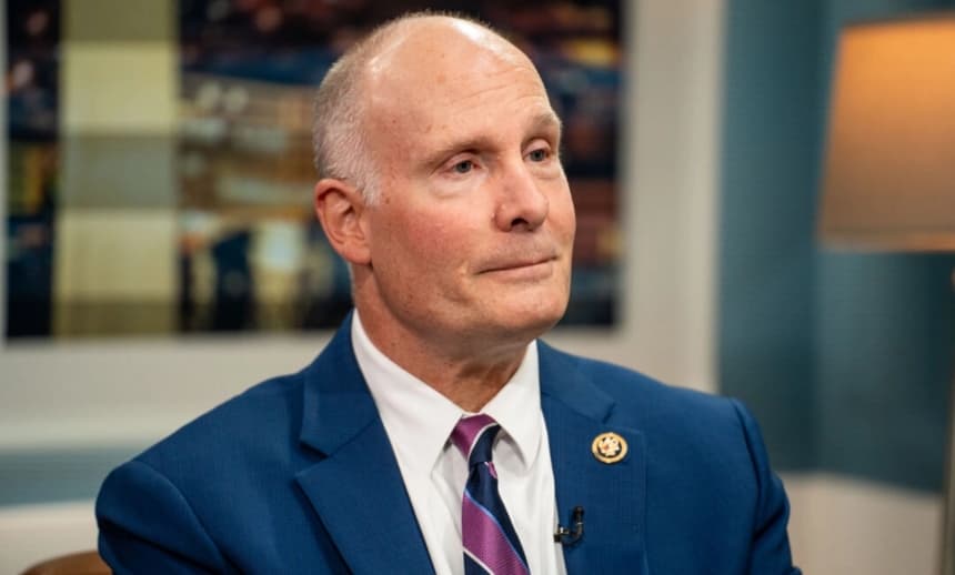 El presidente del Comité Selecto de la Cámara de Representantes sobre el Partido Comunista Chino, el representante John Moolenaar (R-Mich.), habla durante una entrevista con The Epoch Times, en Washington, el 21 de octubre de 2025. (Madalina Kilroy/The Epoch Times)
