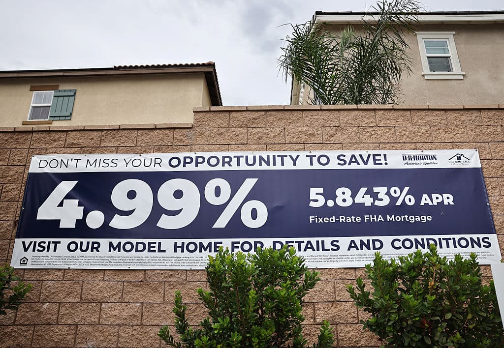 Un cartel anuncia las tasas hipotecarias para viviendas nuevas en una comunidad cerrada el 17 de septiembre de 2025 en Fontana, California. La tasa media de las hipotecas fijas a 30 años cayó ayer al 6.13 %, la más baja desde 2022, antes del anuncio de hoy de la Reserva Federal sobre la bajada de tipos. (Foto de Mario Tama/Getty Images)