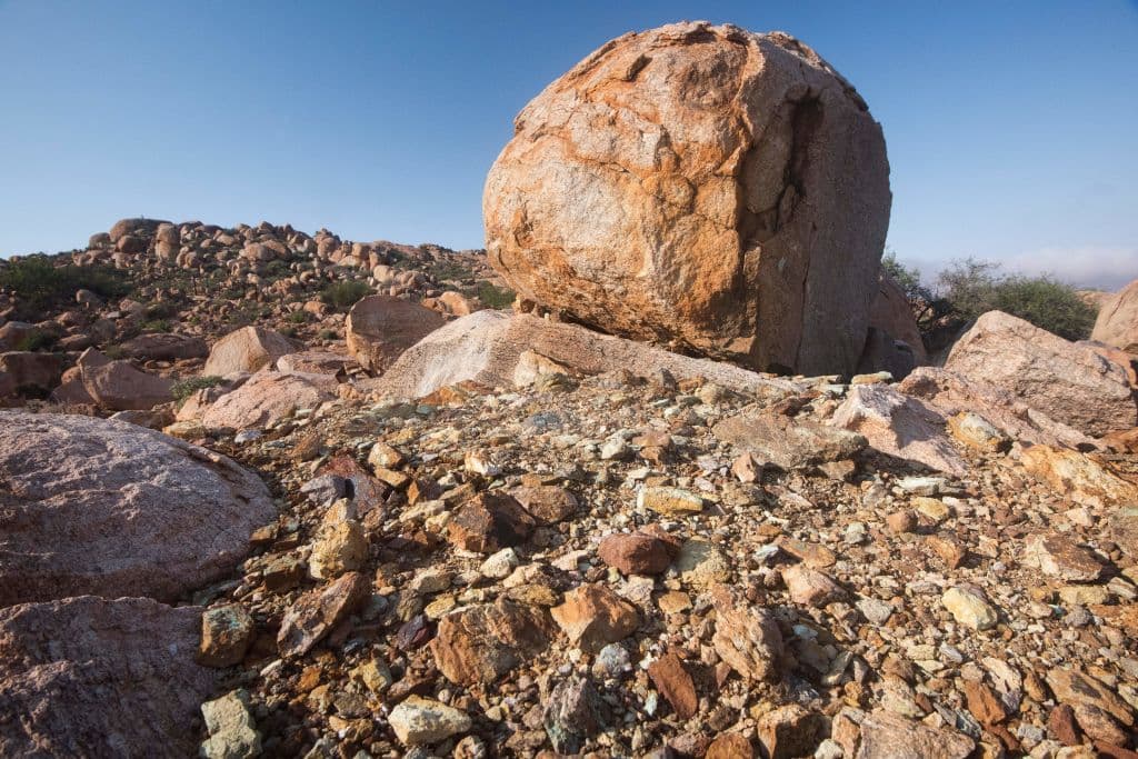 Vista de rocas de muchos colores diferentes cerca de la mina de tierras raras Steenkampskraal (SKK) el 29 de julio de 2019, a unos 80 km de la ciudad de Vanrhynsdorp, en la provincia del Cabo Occidental. (RODGER BOSCH/AFP a través de Getty Images)