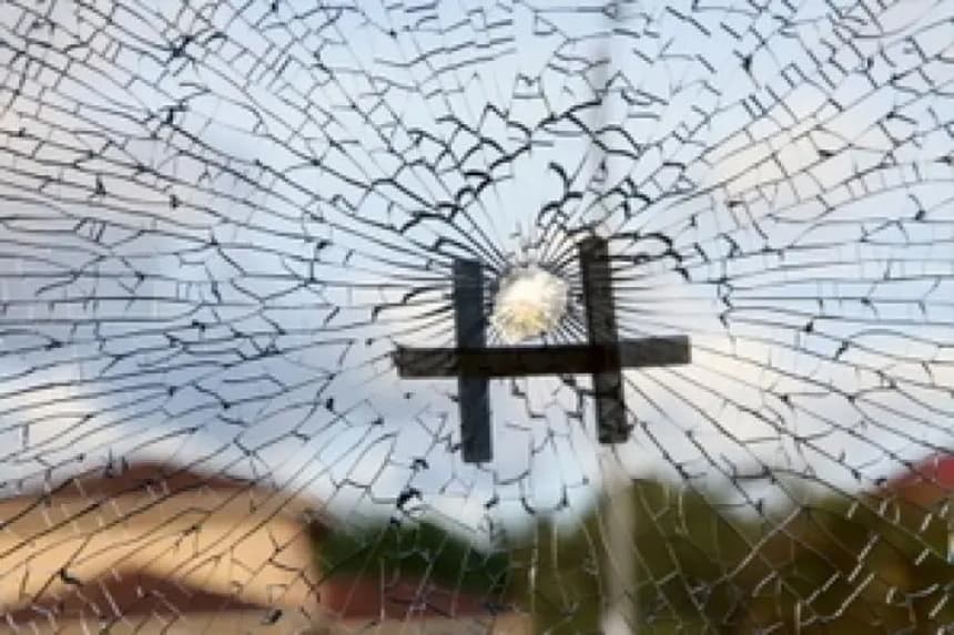 Un agujero perforado por un disparo en la ventana delantera de la oficina de The Epoch Times en Sunnybank, Brisbane, Australia, el 28 de octubre de 2010. (The Epoch Times)