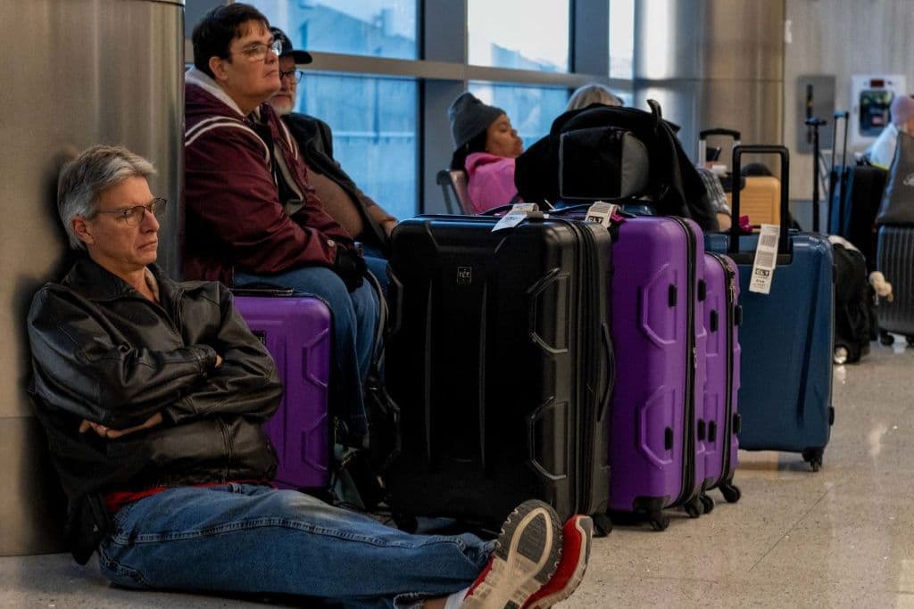 Imagen ilustrativa. Viajeros esperan junto a su equipaje en el Aeropuerto Internacional de Nashville, después de que la aerolínea cancelara miles de vuelos en Nashville, Tennessee, el 27 de diciembre de 2022. (SETH HERALD/AFP vía Getty Images)