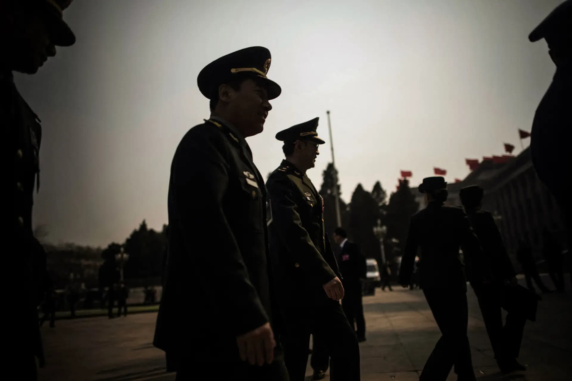 Delegados militares llegan a la tercera sesión plenaria de la Conferencia Consultiva Política del Pueblo Chino en el Gran Salón del Pueblo en Beijing el 10 de marzo de 2018. (Fred Dufour/AFP vía Getty Images).