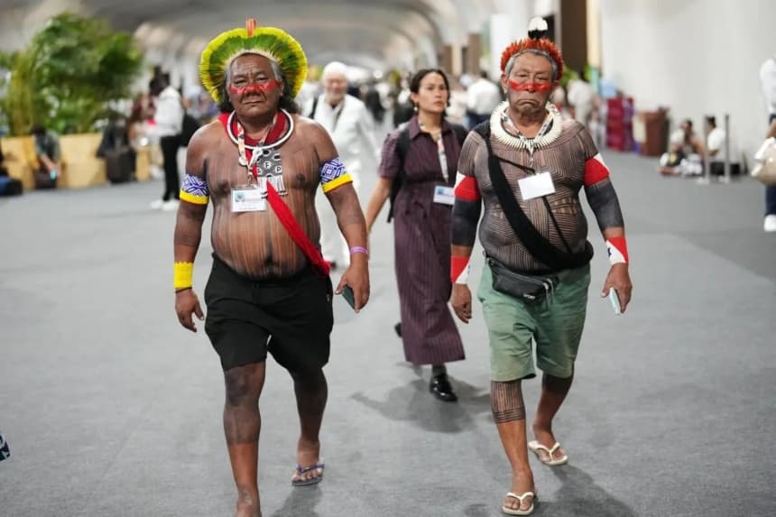 Akjabor Kaiapo, activista indígena brasileño, a la izquierda, camina por el recinto de la Cumbre Climática COP30 de la ONU en Belém, Brasil, el 11 de noviembre de 2025. (Andre Penner/AP Photo)