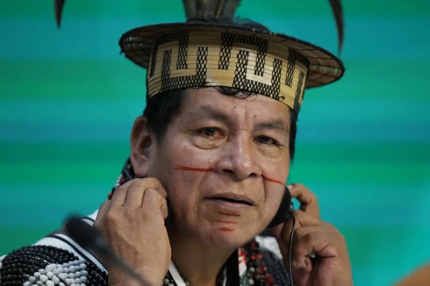 Cline Jorge Chauca López escucha durante una sesión sobre la estrategia indígena para los incendios y las sequías en la Amazonía durante la COP30, la Cumbre del Clima de la ONU celebrada en Belém, Brasil, el 10 de noviembre de 2025. (Fernando Llano/AP Photo)