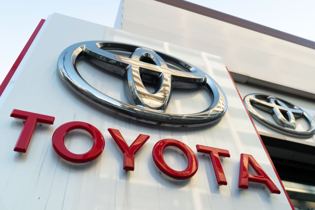 Un cartel expuesto fuera de un concesionario de Toyota Motor Corp. el 30 de enero de 2024 en Tokio, Japón. (Foto de Tomohiro Ohsumi/Getty Images)