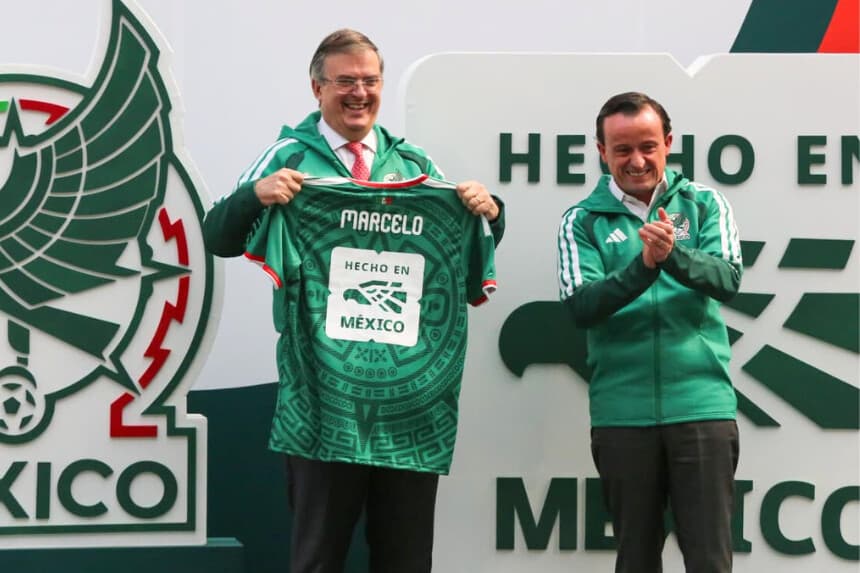 El secretario de economía de México, Marcelo Ebrad, entregó el 12 de noviembre un certificado y un distintivo de "Hecho en México" al director de la Federación Mexicana de Futbol, Mikel Arriola.