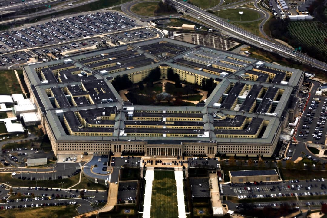 El Pentágono se observa desde un vuelo que desea del Aeropuerto Nacional Ronald Reagan de Washington el 29 de noviembre de 2022, en Arlington, Virginia. El Pentágono es la sede del Departamento de Defensa de Estados Unidos y el edificio de oficinas más grande del mundo. (Alex Wong/Getty Images/TNS)