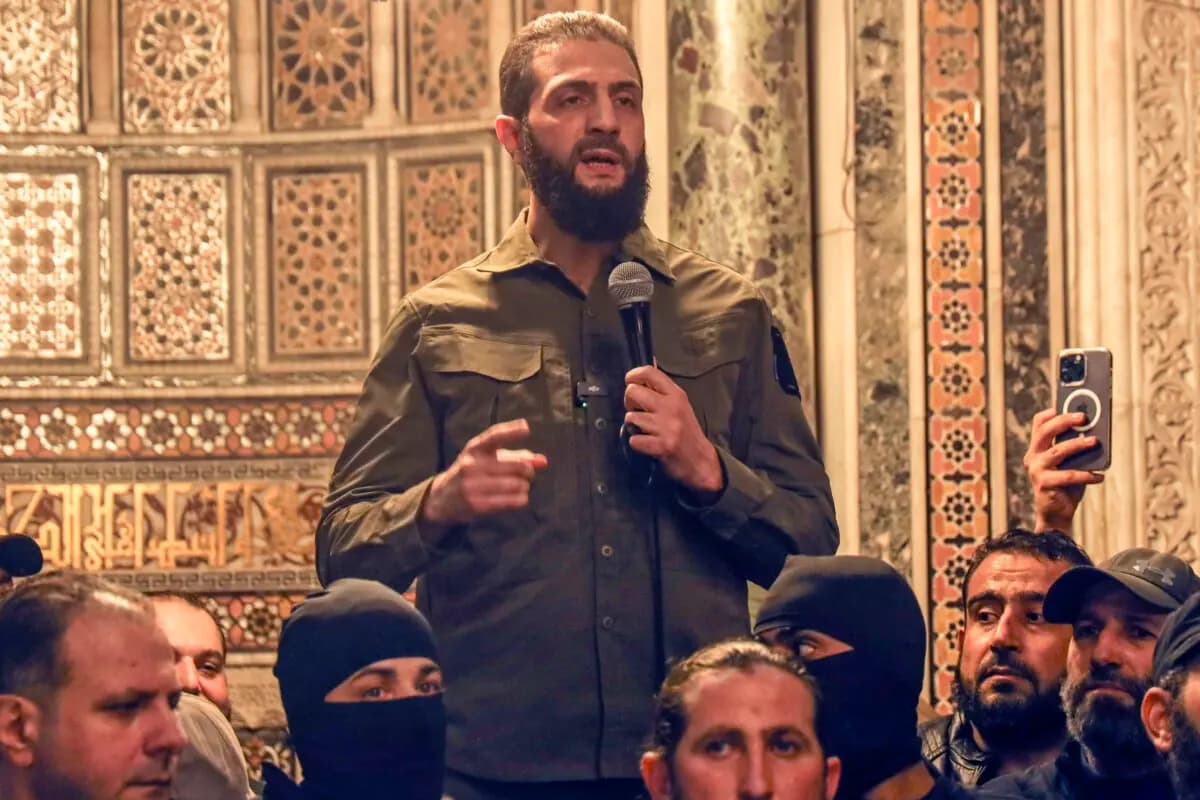 <em>Ahmed al-Sharaa, también conocido por el nombre de guerra Abu Mohammed al-Golani, pronuncia un discurso en la Mezquita de los Omeyas en Damasco, Siria, el 8 de diciembre de 2024. (The Canadian Press/AP/Omar Albam)</em>