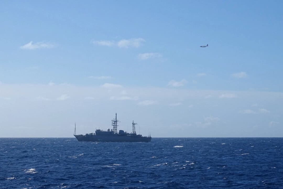 La tripulación de un avión Hércules HC-130 de la Guardia Costera de la Estación Aérea de Barbers Point monitorea un buque militar ruso, al sur de Oahu, Hawái, el 29 de octubre de 2025. (Cutter William Hart/Guardia Costera de EE.UU.//Handout vía Reuters).