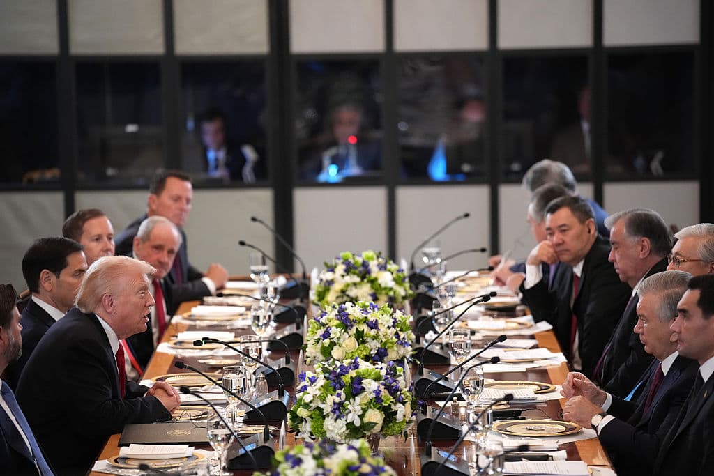 El presidente de los Estados Unidos, Donald Trump (izquierda), acompañado por legisladores y miembros de su administración, pronuncia unas palabras durante una cena con líderes de países de Asia Central en el Salón Este de la Casa Blanca el 6 de noviembre de 2025. (Foto de Andrew Harnik/Getty Images)