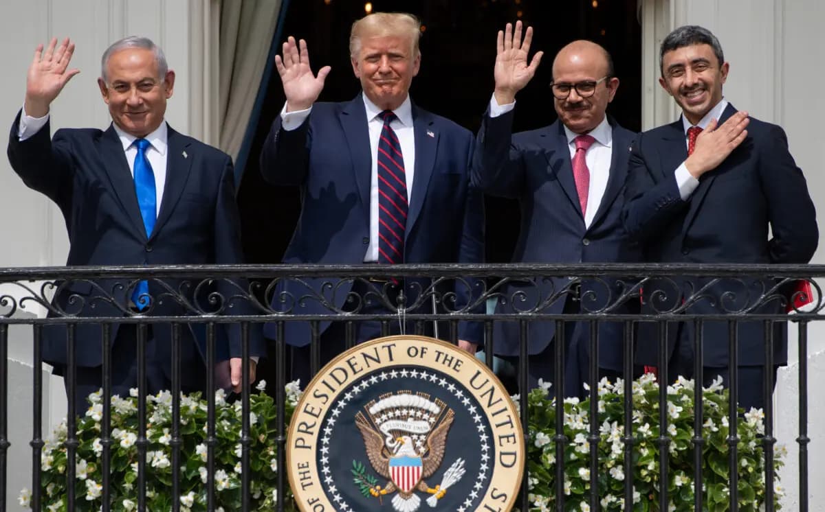 (De izquierda a derecha) El primer ministro israelí, Benjamin Netanyahu, el presidente estadounidense, Donald Trump, el ministro de Asuntos Exteriores de Baréin, Abdullatif al-Zayani, y el ministro de Asuntos Exteriores de los Emiratos Árabes Unidos, Abdullah bin Zayed Al-Nahyan, saludan desde el balcón Truman de la Casa Blanca tras firmar los Acuerdos de Abraham, en los que Baréin y los Emiratos Árabes Unidos reconocen a Israel, en Washington, el 15 de septiembre de 2020. (Saul Loeb/AFP vía Getty Images)