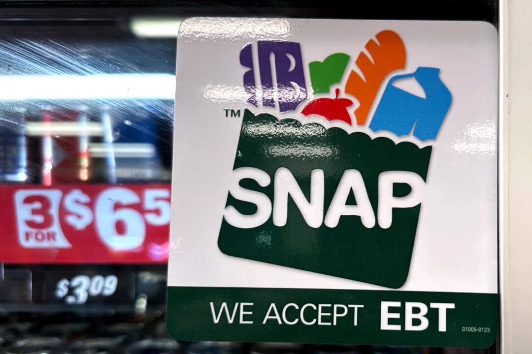 Primer plano de un cartel informativo sobre el SNAP EBT en una gasolinera de Riverwoods, Illinois, el 1 de noviembre de 2025. Nam Y. Huh/AP Photo