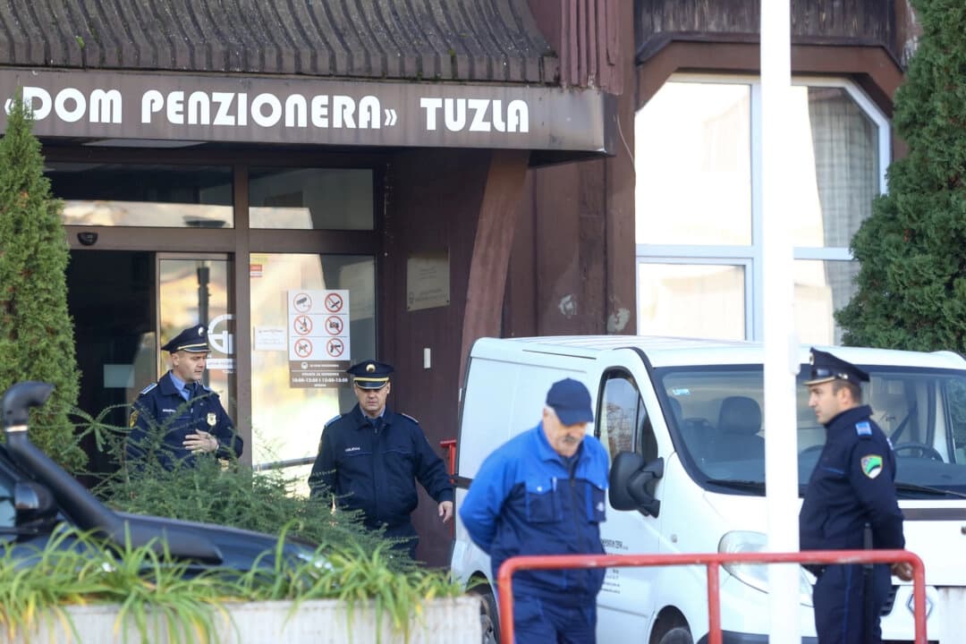 Agentes de policía se encuentran frente a una residencia de ancianos tras un gran incendio que dejó al menos 11 muertos en Tuzla, Bosnia, el 5 de noviembre de 2025. (Foto de AP)
