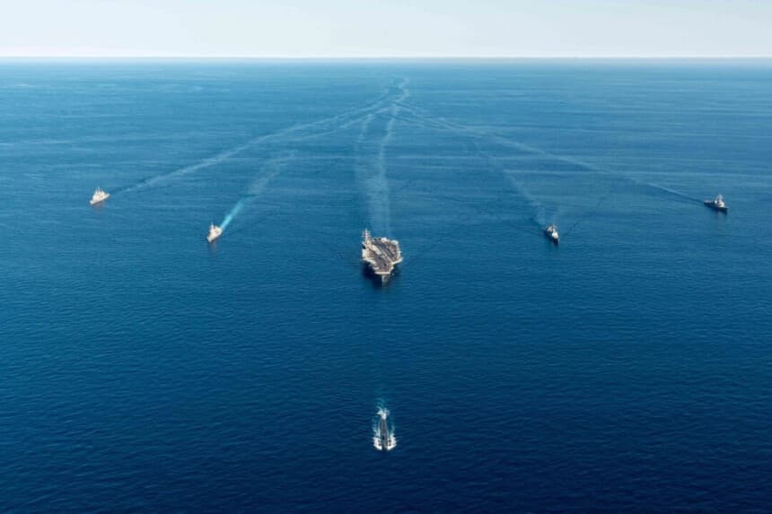 El submarino USS Annapolis (delante), el portaaviones nuclear estadounidense Ronald Reagan (centro) y buques de guerra surcoreanos y japoneses participan en un ejercicio antisubmarino en el mar de Japón, el 30 de septiembre de 2022. (Ministerio de Defensa de Corea del Sur a través de Getty Images)