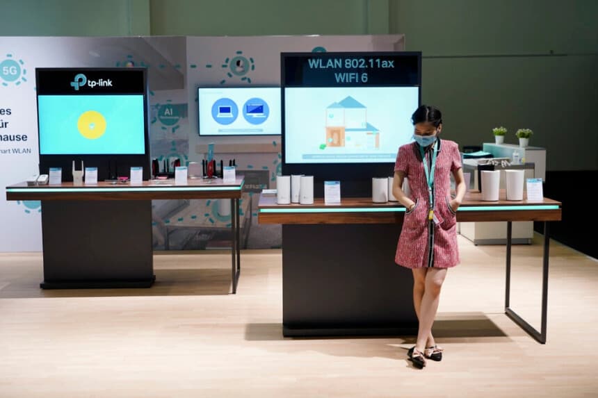 Una azafata espera a los visitantes en el stand de TP-Link en la feria de electrónica y electrodomésticos IFA 2020 Special Edition, el día de la inauguración de la feria en Berlín, Alemania, el 3 de septiembre de 2020. Sean Gallup/Getty Images