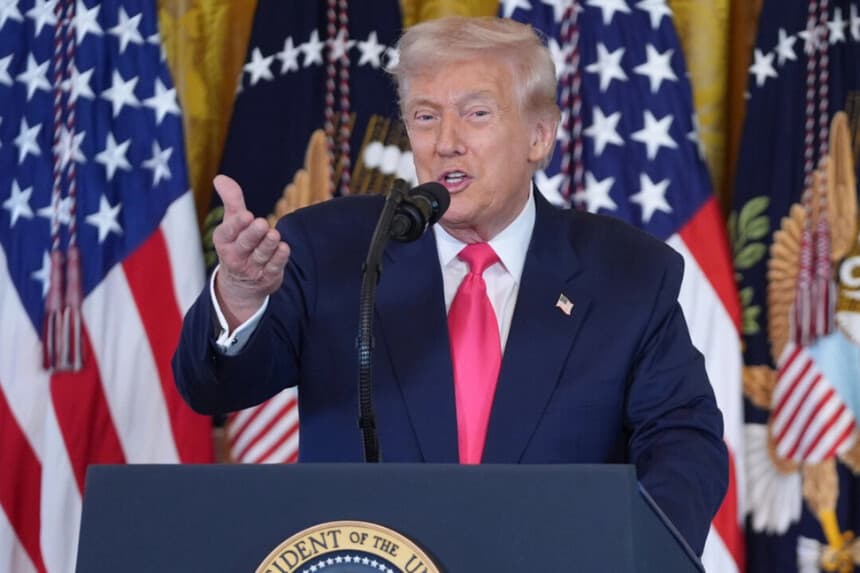 El presidente Donald Trump habla durante un acto sobre acogida temporal en la Sala Este de la Casa Blanca en Washington el 13 de noviembre de 2025. Evan Vucci/AP Photo
