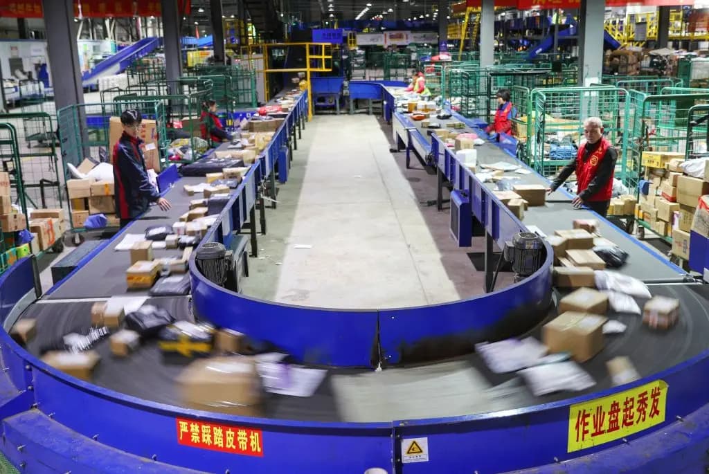 Los trabajadores clasifican los paquetes para su entrega después del festival de compras del Día del Soltero en un centro logístico en Hengyang, en la provincia central china de Hunan, el 12 de noviembre de 2023. (STR/AFP a través de Getty Images)