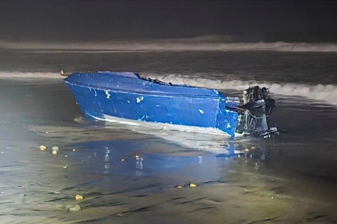 Una embarcación volcada frente a la costa de Imperial Beach, California, el 14 de noviembre de 2025. (Foto: Suboficial de tercera clase Roberto Nieves/Servicio de Distribución de Información Visual de Defensa vía AP)